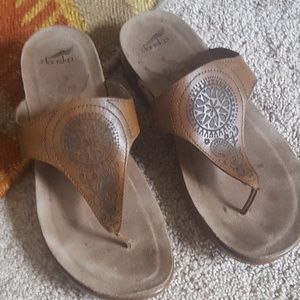Dansko tooled leather thong sandals / flip flops